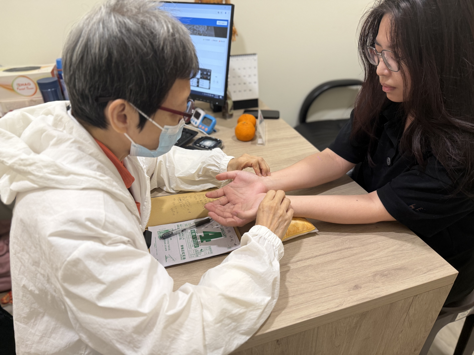 新加坡中医看脱发怎么调理？贡方堂TCM吴美仪内调+外洗，把发根养回来