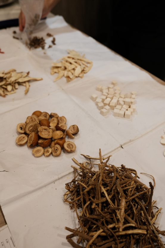 新加坡中医看脱发怎么调理？贡方堂TCM吴美仪内调+外洗，把发根养回来