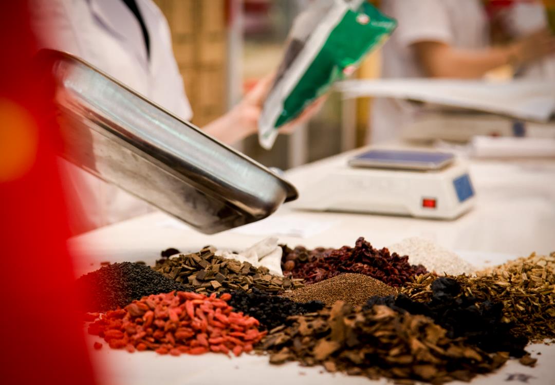 坐骨神经痛有什么症状表现？新加坡贡方堂TCM吴美仪一方通络止痛护腰臀