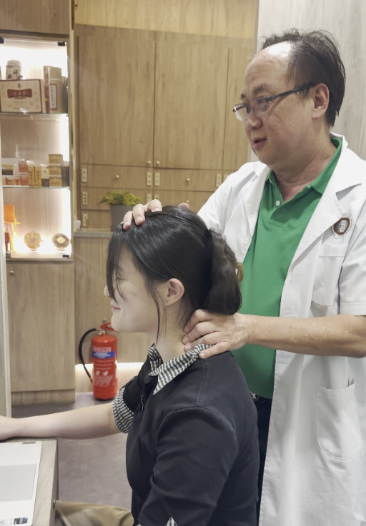 新加坡中医看颈椎病怎么治疗?贡方堂TCM丘保润一人一方,针药并用更见效