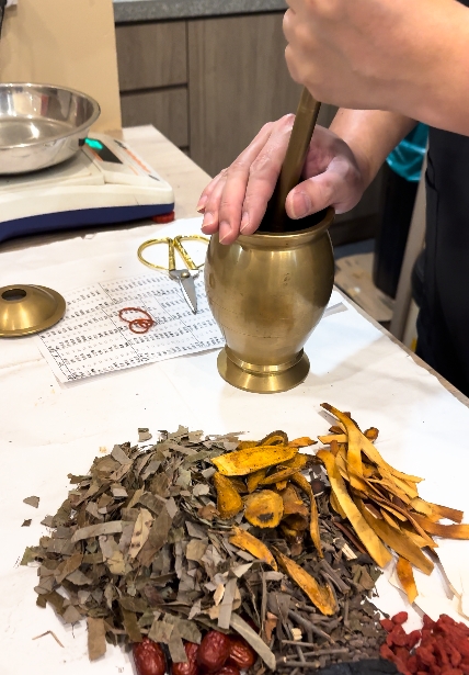 新加坡中医看风湿性关节炎怎么治疗？贡方堂TCM吴美仪一方一油内调外通